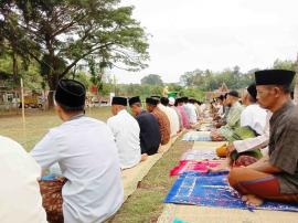 Warga melaksanakan Sholat Istisqo’ di lapangan Banjaran