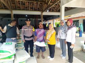 Penyaluran Bantuan Pangan di Karangasem