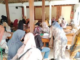 Honor Kader Yandu dan KB Disalurkan di Aula Kalurahan Karangasem, Kamituwa Tekankan Pelaporan Tepat