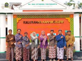 Kamis Pon Berbalut Tradisi: Pamong Karangasem Rawat Warisan Leluhur