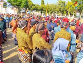 Lurah dan Pamong Karangasem mengikuti Upacara Adeging Kabupaten Gunungkidul Kaping 196